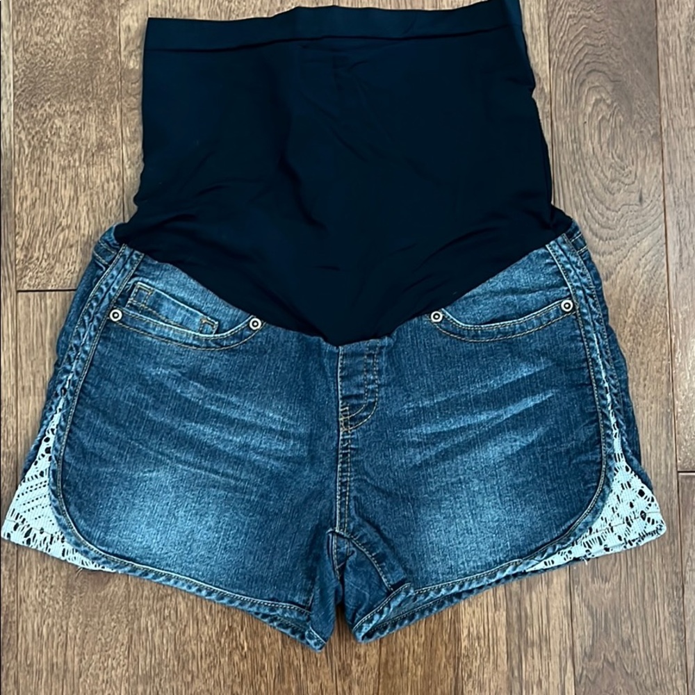 Super cute maternity shorts